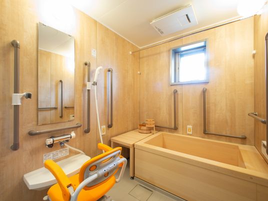 バリアフリーの清潔な浴室