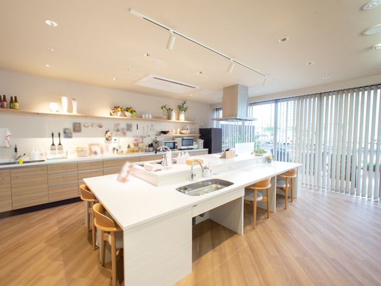 広々とした明るいキッチン