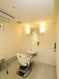 洗面所と椅子のある部屋