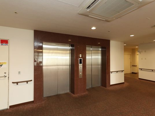 明るい施設のエレベーター