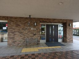 建物入口と案内板