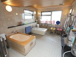 清潔感ある広々浴室