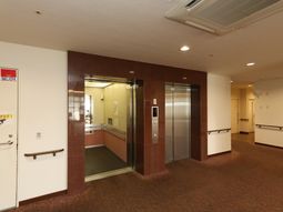 清潔感あるエレベーター前
