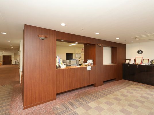 フロントの木目調インテリア