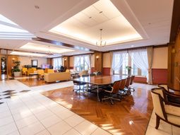 広々とした明るいラウンジ