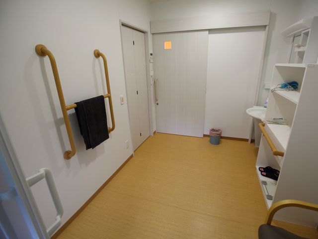 居室の入口と洗面台 浴室 ゆったりとした入口で、壁には手すりが備え付けられています。洗面台は開放的で使いやすそうなデザインです。