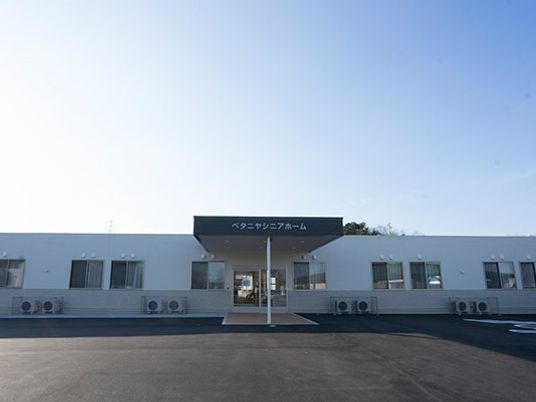 白い建物のエントランス