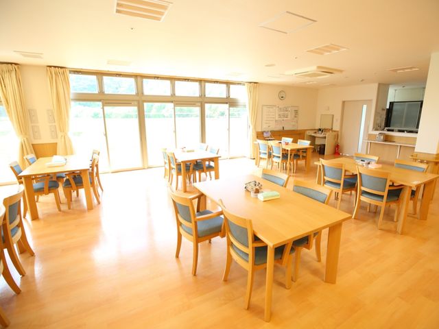 広々とした明るい居室 食堂 日当たりの良い食堂で、居心地の良い空間が広がっています。共有の食事や交流の場として、利用者同士のコミュニケーションに役立てられています。