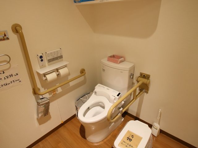 バリアフリートイレ トイレ 手すり付きで安全を配慮した清潔なトイレ空間です。安心してご利用いただける環境が整っております。