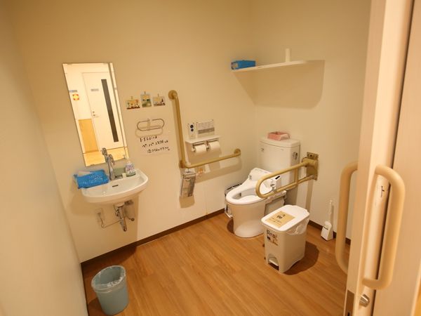 バリアフリー設計の洗面台とトイレ