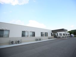 白い建物の外観