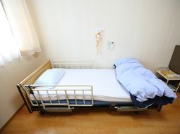 シンプルな居室のベッド