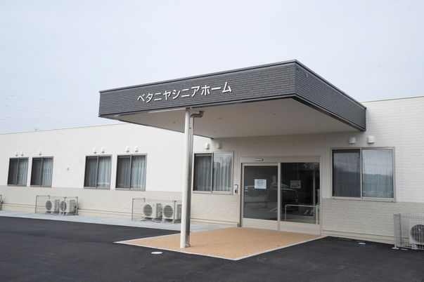 白壁の建物のエクステリア