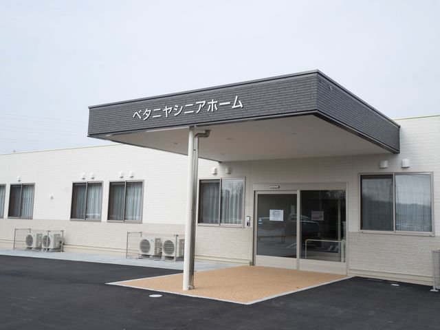 白壁の建物のエクステリア 外観 清潔感のある白い壁が印象的な一階建ての建物です。広々とした駐車場が完備され、アクセスも良好です。