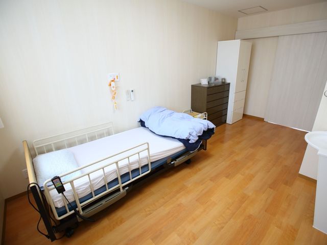 明るい居室の空間 居室 シンプルで清潔感のある居室です。必要な備品が整えられ、快適な個人空間をご提供しています。