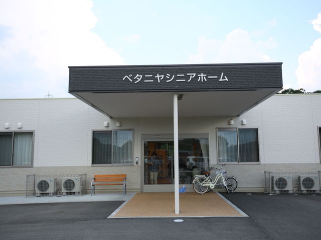 清潔感のある施設のエントランス 外観 広々とした入り口が迎える施設外観です。バリアフリー設計でどなたでも安心して出入りできる配慮がされています。