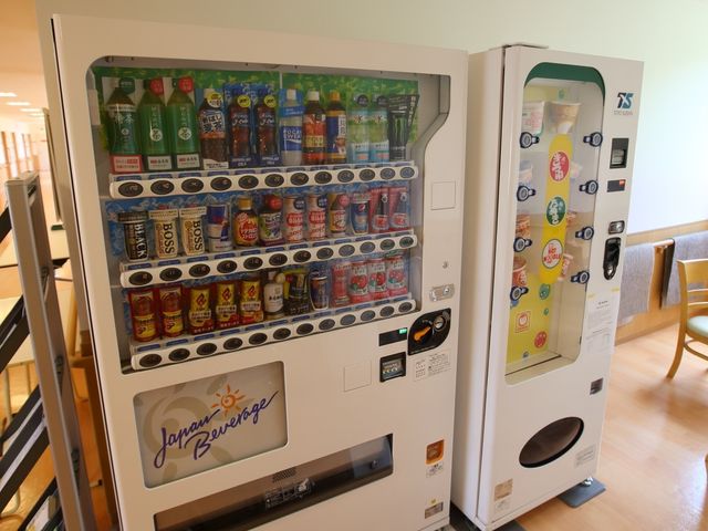 自動販売機と休憩スペース 食堂 職員や訪れる方々が気軽に利用できる清潔な休憩スペースです。多種多様なドリンクが揃っており、休息時間も豊かになります。