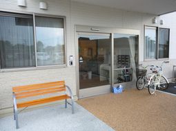 エントランスとベンチがある外観