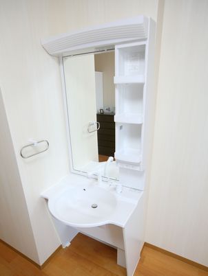 清潔な洗面台とミラー