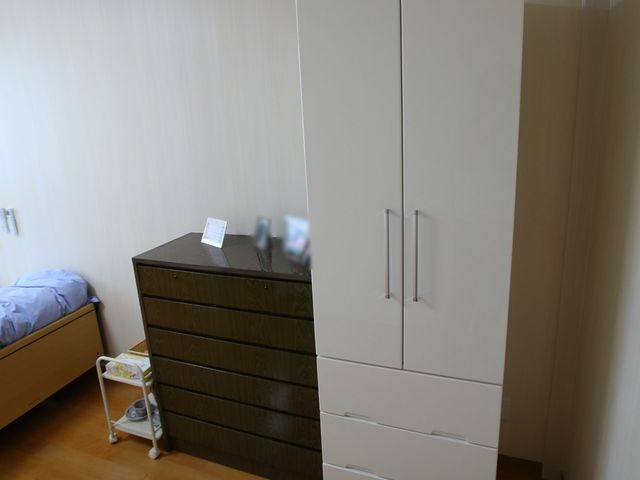 居室の家具配置 居室 ゆったりとした居室には、整理しやすい収納家具が完備され、快適な個人空間を保てるようになっています。木目調のフロアが温かみのある雰囲気を演出しており、落ち着いた生活が送れそうです。