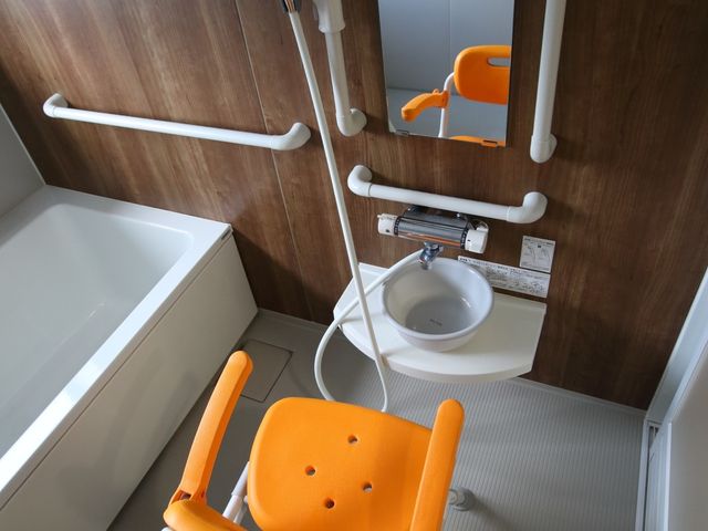 バリアフリートイレ設備 浴室 安全かつ自立支援を意識したトイレ設備が整っており、手すりやシャワーチェアもご用意しています。