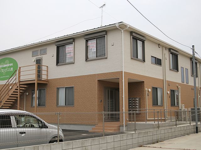 ゆったりとした外観 外観 広々とした建物前の駐車スペースがあり、日当たりも良好な環境です。フレンドリーな雰囲気の入口がお出迎えします。