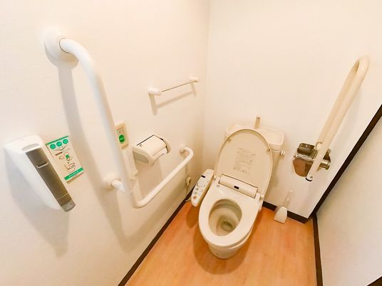 手すり付きのトイレ