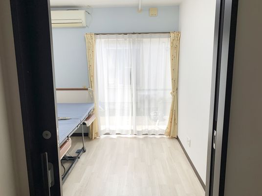 光が差し込む居室