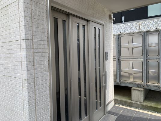 落ち着いた雰囲気の出入口
