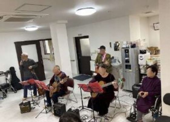 音楽会を楽しむ居室