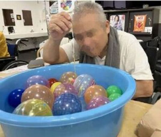 吹き矢を行う様子