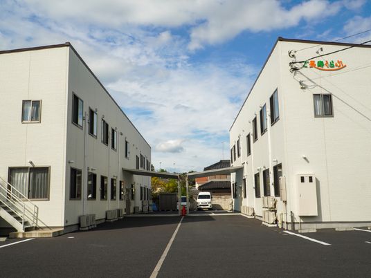 白い壁の建物外観