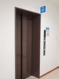 エレベーター前の廊下