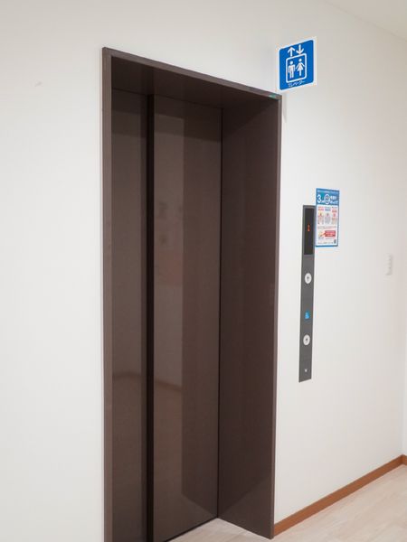 エレベーター前の廊下