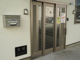 清潔な入口と郵便受け