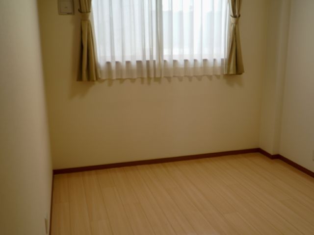 洋室の空間 居室 明るく清潔な個室で、自分の時間を大切に過ごせる空間です。ご自身の家具でカスタマイズ可能で、プライバシーを重視した生活が実現します。