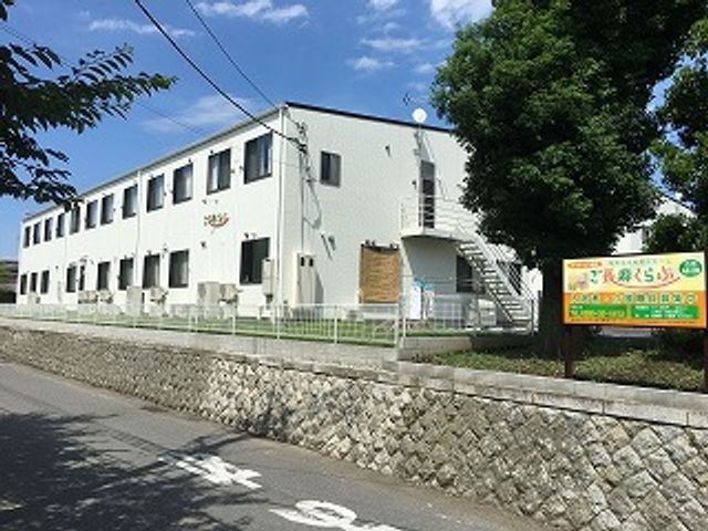 緑豊かな施設外観 外観 緑に囲まれた清潔な施設で、職員として新たな一歩を踏み出しませんか。コミュニティを大切にする環境です。