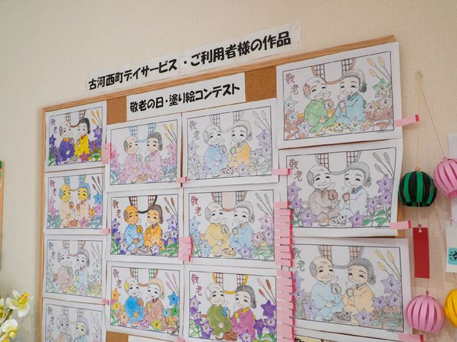 手作り感のある掲示物 作品展示 壁に飾られたカラフルな手作りのイラストは、暖かい雰囲気を醸し出しており、訪問者の目を楽しませてくれます。