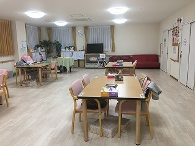 共有スペースの居心地の良さ 食堂 広々としたラウンジは、温かみのある照明と落ち着いた色合いで居心地が良く、ゆったりとした時間を過ごすことができます。ここでは、読書やテレビ鑑賞、他の利用者との交流を楽しむことが可能です。