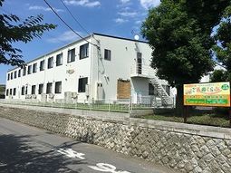 施設外観と緑豊かな景色