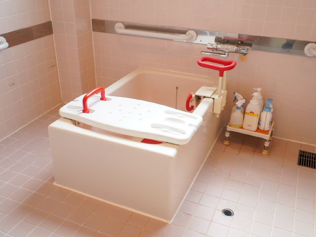 バリアフリー対応の浴室 浴室 利用者の安全と快適性を考えた浴室です。手すりやシャワーチェアが配備され、入浴時のサポートに配慮しています。