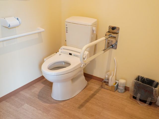 バリアフリートイレ トイレ 安心してお使いいただける手すり付きのトイレです。清潔感があり、快適な空間を提供しております。