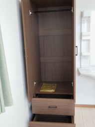 木製クローゼットと洗面所