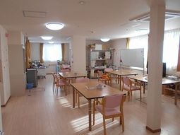 広々とした明るい食堂