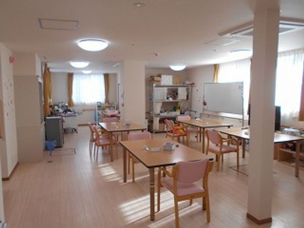 広々とした明るい食堂