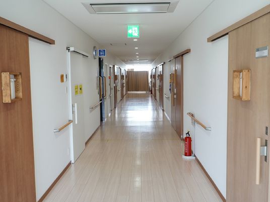 広く清潔な廊下