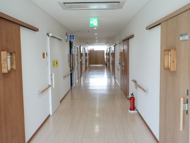 広く清潔な廊下