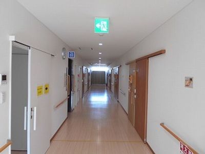 明るい清潔な廊下