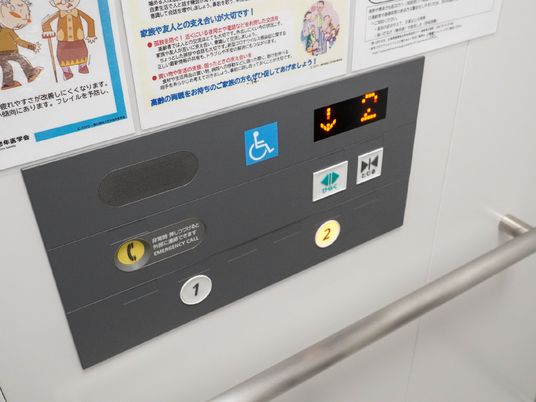 エレベーター操作パネルと掲示物