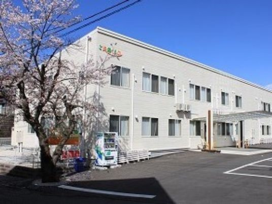 桜並木のある施設外観